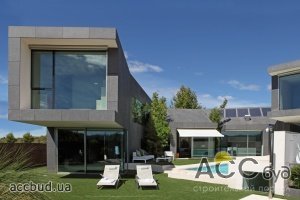 Черный экстерьер и белый интерьер от Сантьяго Паррамона